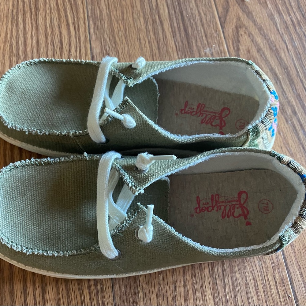 Casual women’s shoes. Green size 7. New without tags